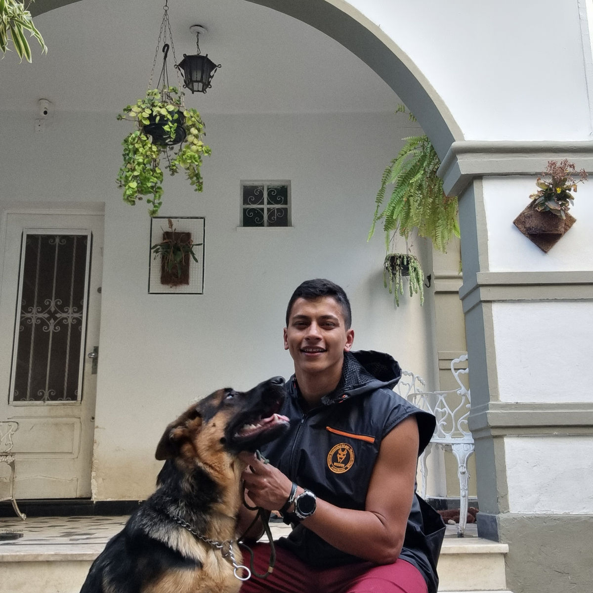 Davison Monteiro com cão em treinamento de obediência